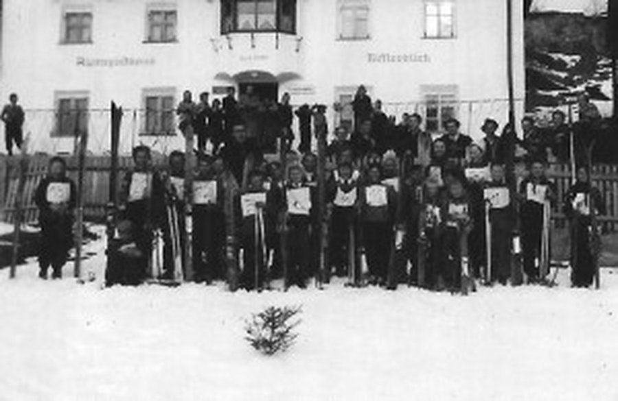 Historisches Schwarzweißfoto: Mitglieder des Vereins mit Skiern